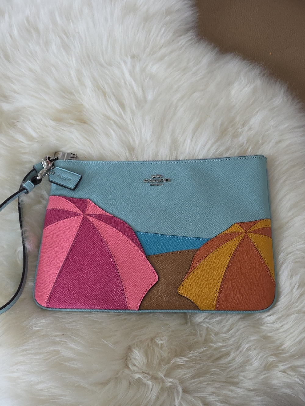 Gorgeous Coach Large Leather Beach Scene Wristlet Wallet ๐ฉทโฑ๏ธ๐งก๐ - Picture 16 of 16
